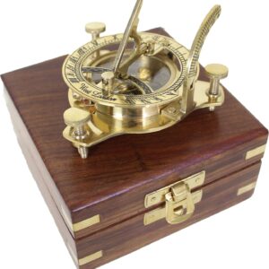 Brújula náutica de latón con reloj solar en caja de madera