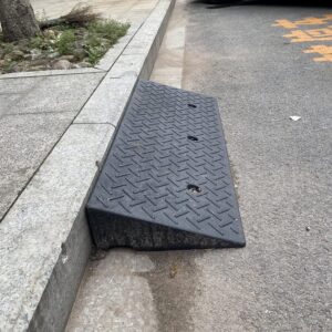 Rampa de goma para bordillos y umbrales - Resistente hasta 10T